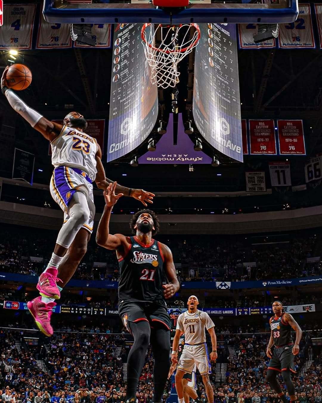 两张的角度还是有差别。詹姆斯