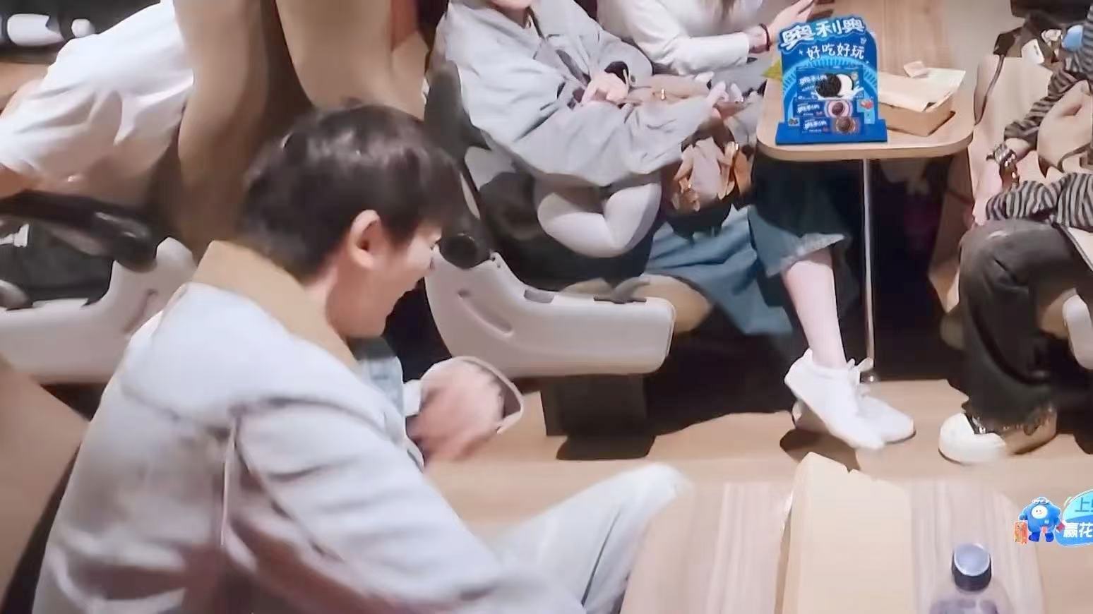 邓为喂林依晨吃东西 林依晨有亲近相依偎的感觉 没有刻意的镜头设计，大家围坐共享食