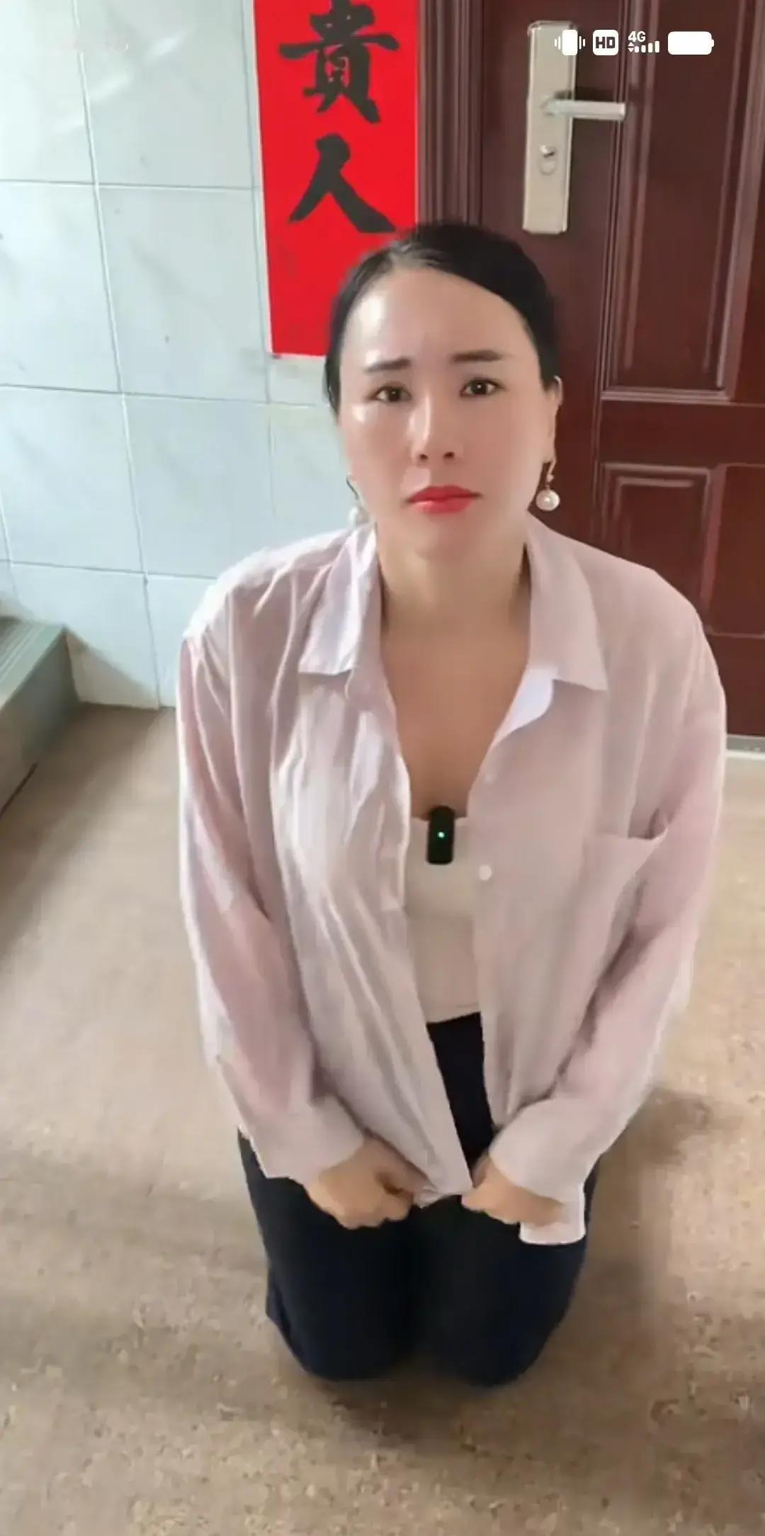 农村小胖正给老屋抹灰，前妻突然扑通跪在门口哭喊复婚。
三年前她嫌他穷，跟外地男人