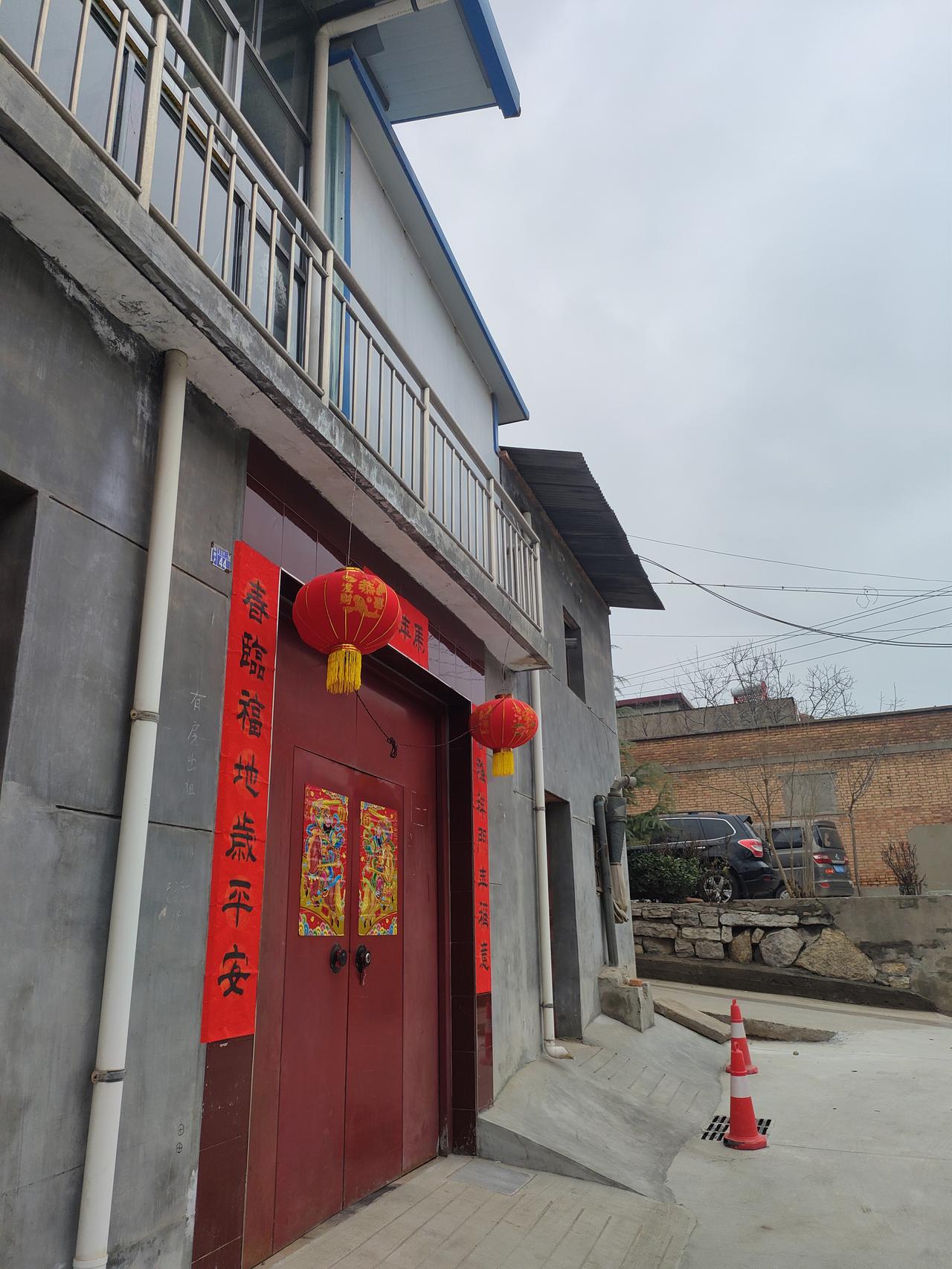 2. 烟火寻常处，年味正浓时。红幅守家门，灯笼照归人，平淡日子里的欢喜，最是动人