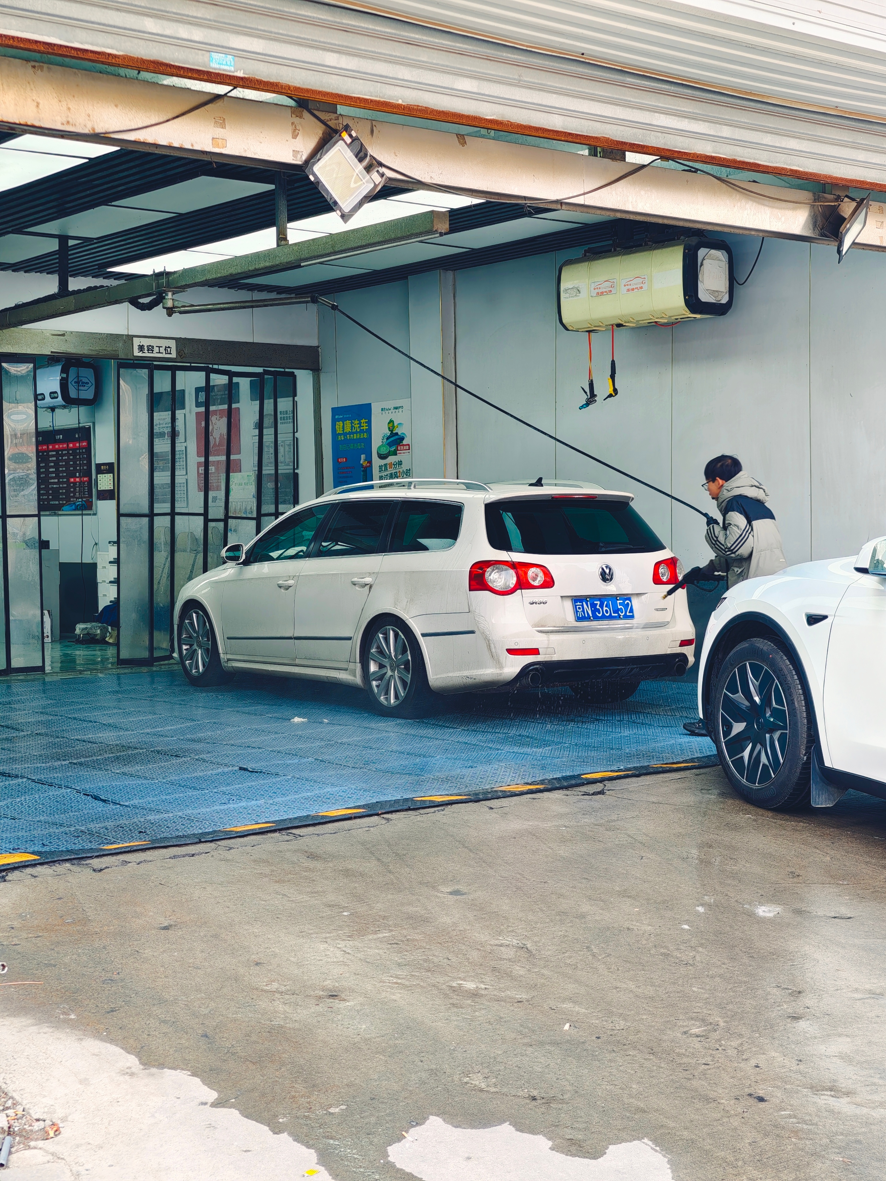 上周玩儿完雪还没洗车，广快洗白图1：埋汰破大众图4：精致老登车老旧燃油车 北京