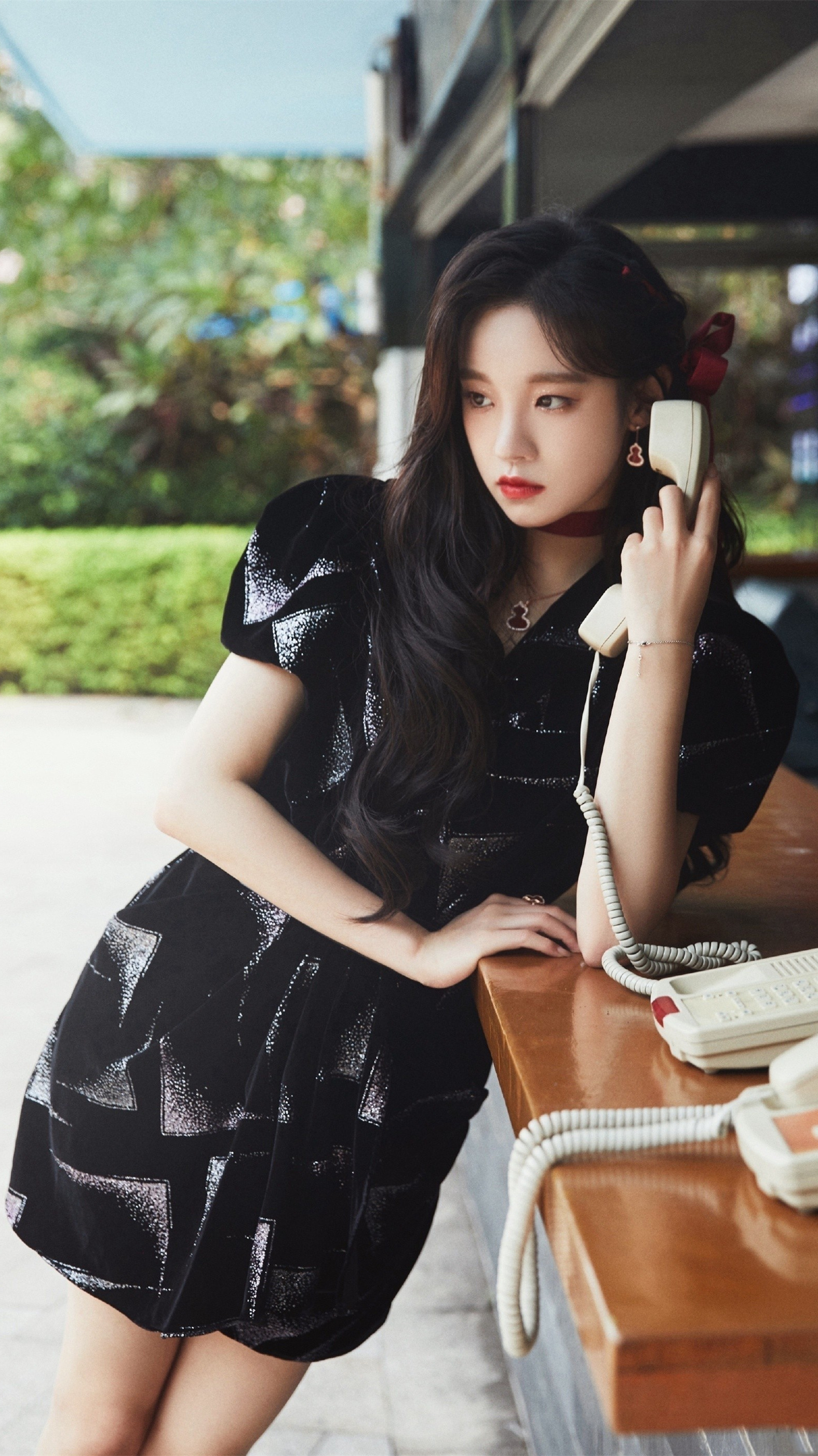 宋雨琦大长腿：黑色穿搭精致甜美。宋雨琦