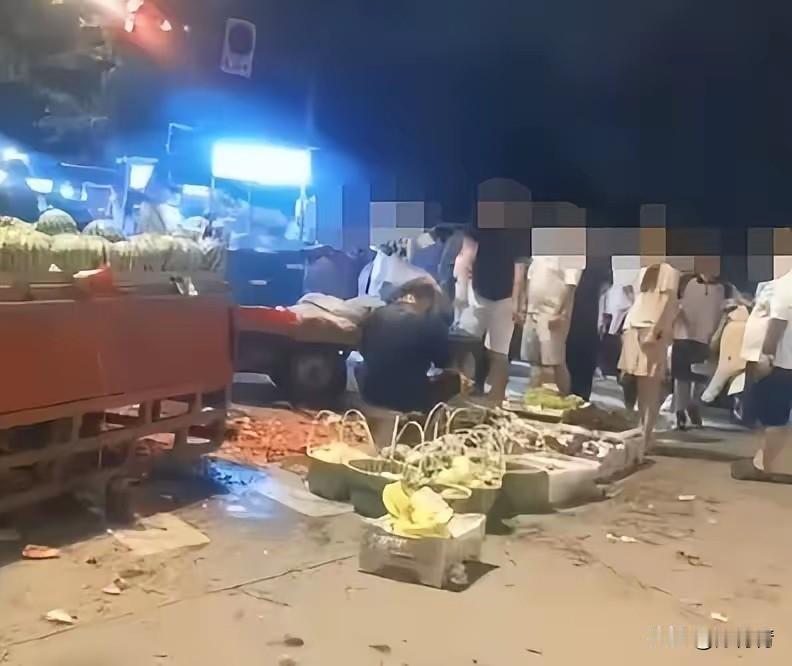 宁波北仑，7月28日晚，男子杨某因岳父买西瓜与摊主发生争执，短短30秒钟用多个西