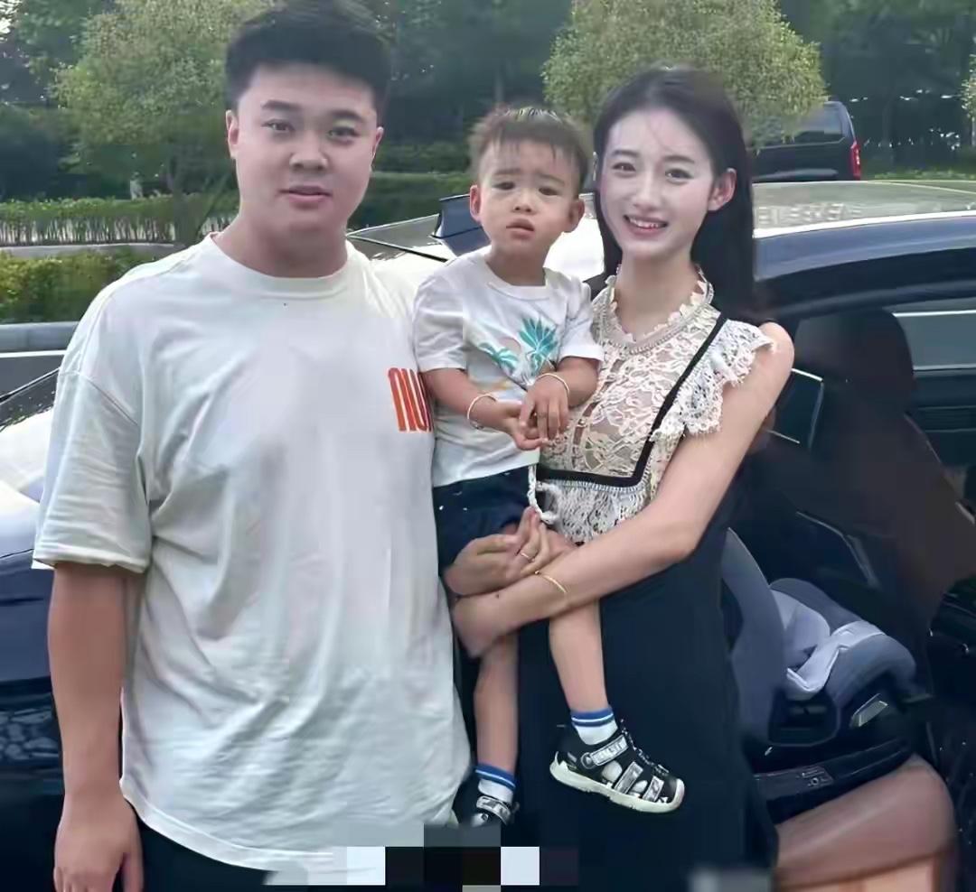 都说男孩随妈，可总有那么一小部分是意外！不知道再生个女儿会像谁？我觉得还是像爸爸