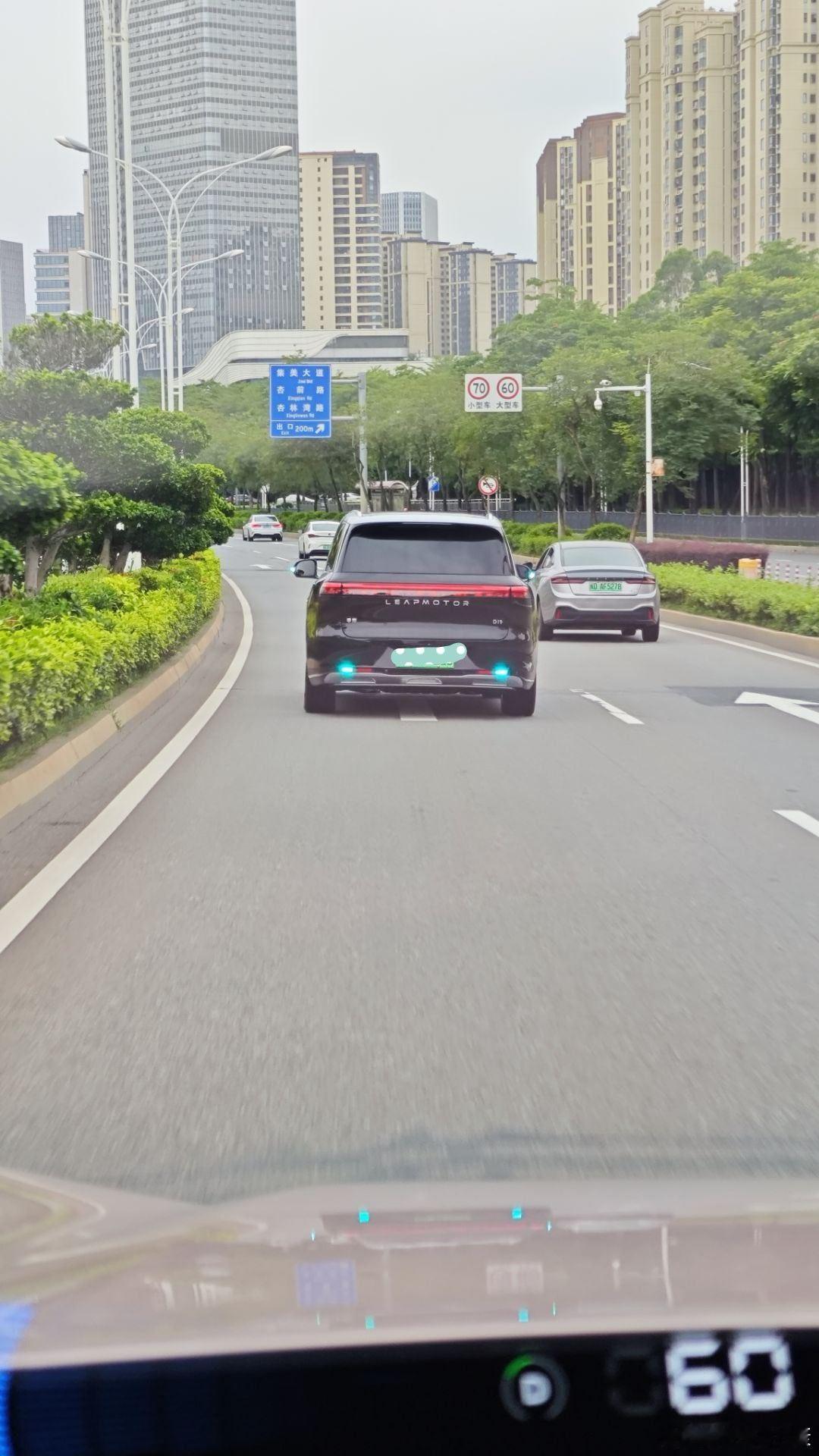 小蓝灯网传智驾车辆“小蓝灯”不符合国标要求，后续将禁止乘用车安装，对于这种当雾灯