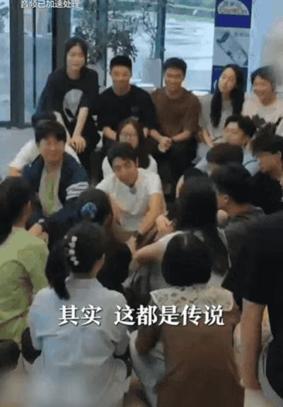 "这凡尔赛水平，北大该给他开个专业！"撒贝宁最近在节目里随口一句话，直接让"凡尔