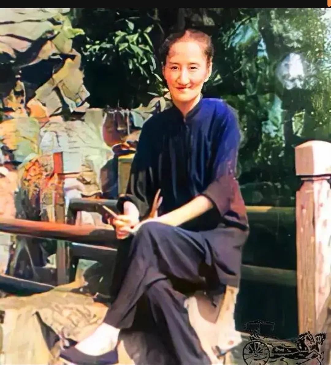 60年代，陆小曼外出散步时，留下了一张老照片。照片中的她坐在一个公园的长凳上，身