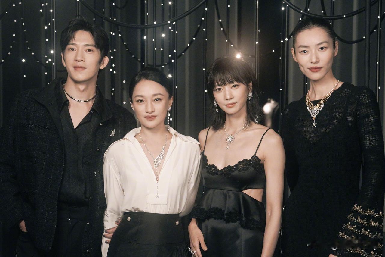 刘雯和井柏然一同参加品牌活动，虽然两人同框中间隔着两个人，但真的好有夫妻相啊。