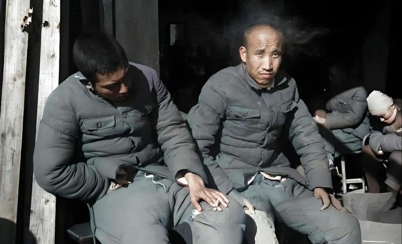 这是1943年常德会战中被中国军队俘虏的日军士兵的珍贵历史照片。画面中，两名日军