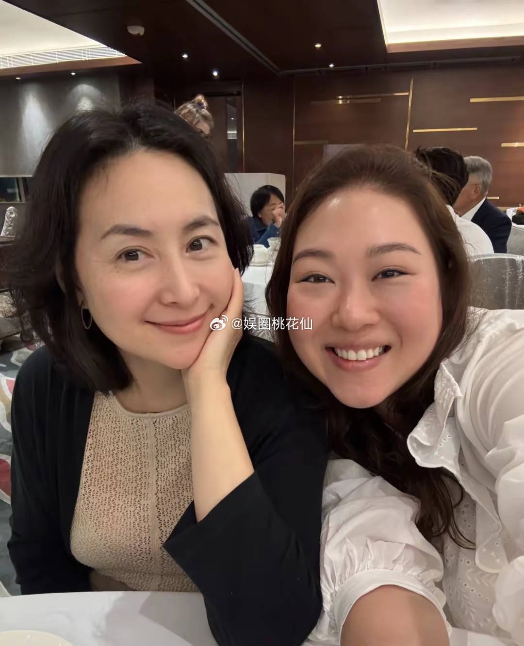63岁何超琼参加朋友生日宴，和干女儿曾昭仪同框，整个人状态超好 ​​​