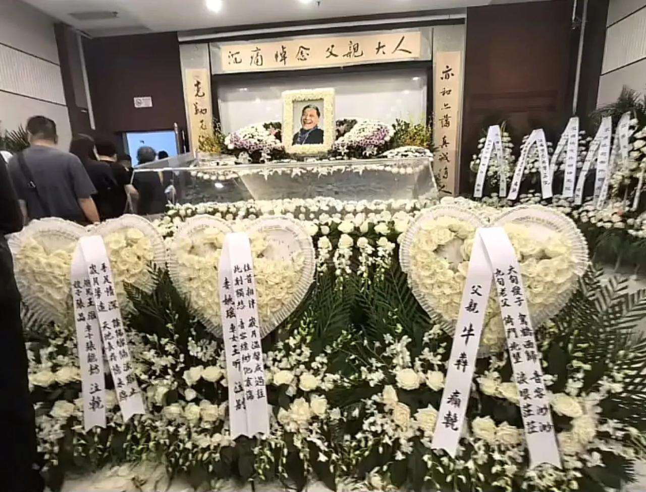 演员王侃葬礼现场曝光，91岁的老父亲牛犇特意送来花圈送别爱子，场面让人看了心酸泪