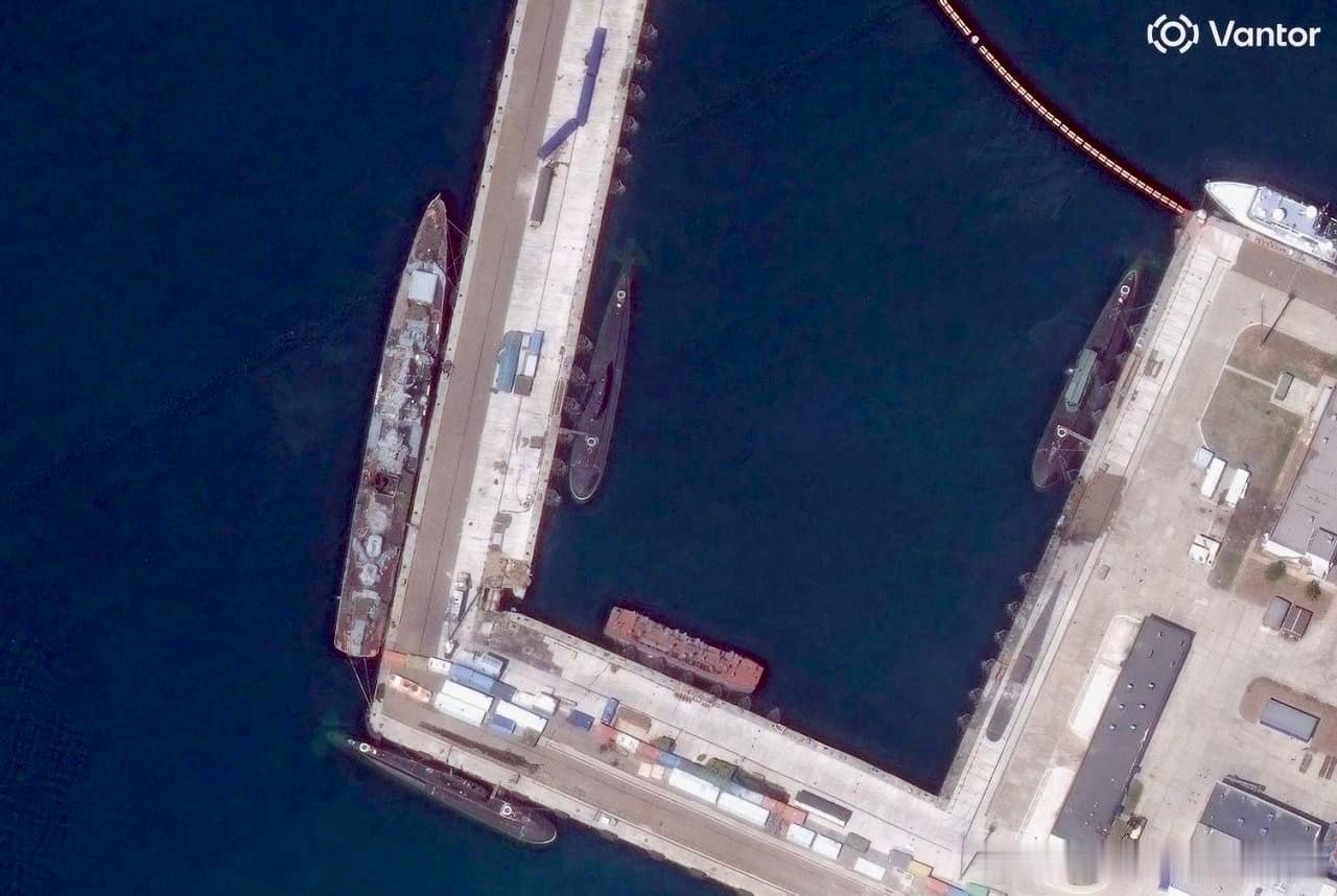 俄罗斯海军黑海舰队新罗西斯克海军基地舰艇遭乌军自杀式无人机夜间袭击后的景象
西方