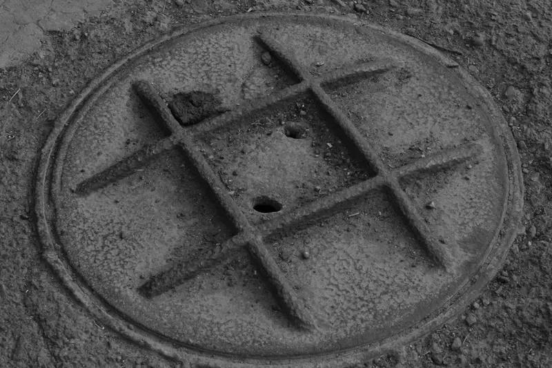 杭州一男一女深夜撬井盖挖地沟油？目击市民：看到我拍他们就跑了
附近都是餐饮店 ，