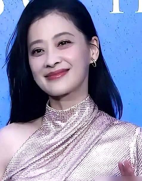 梅婷一句话，掀开了多少中国家庭的底裤。

她吃完饭刚想伸手，老公曾剑立马抢过碗筷