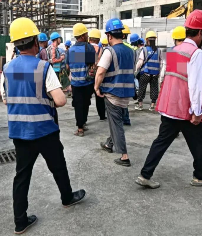 我表叔是包工头，
他说断桥这事儿问题很明显，

绝对不是质量问题，

首先大家质