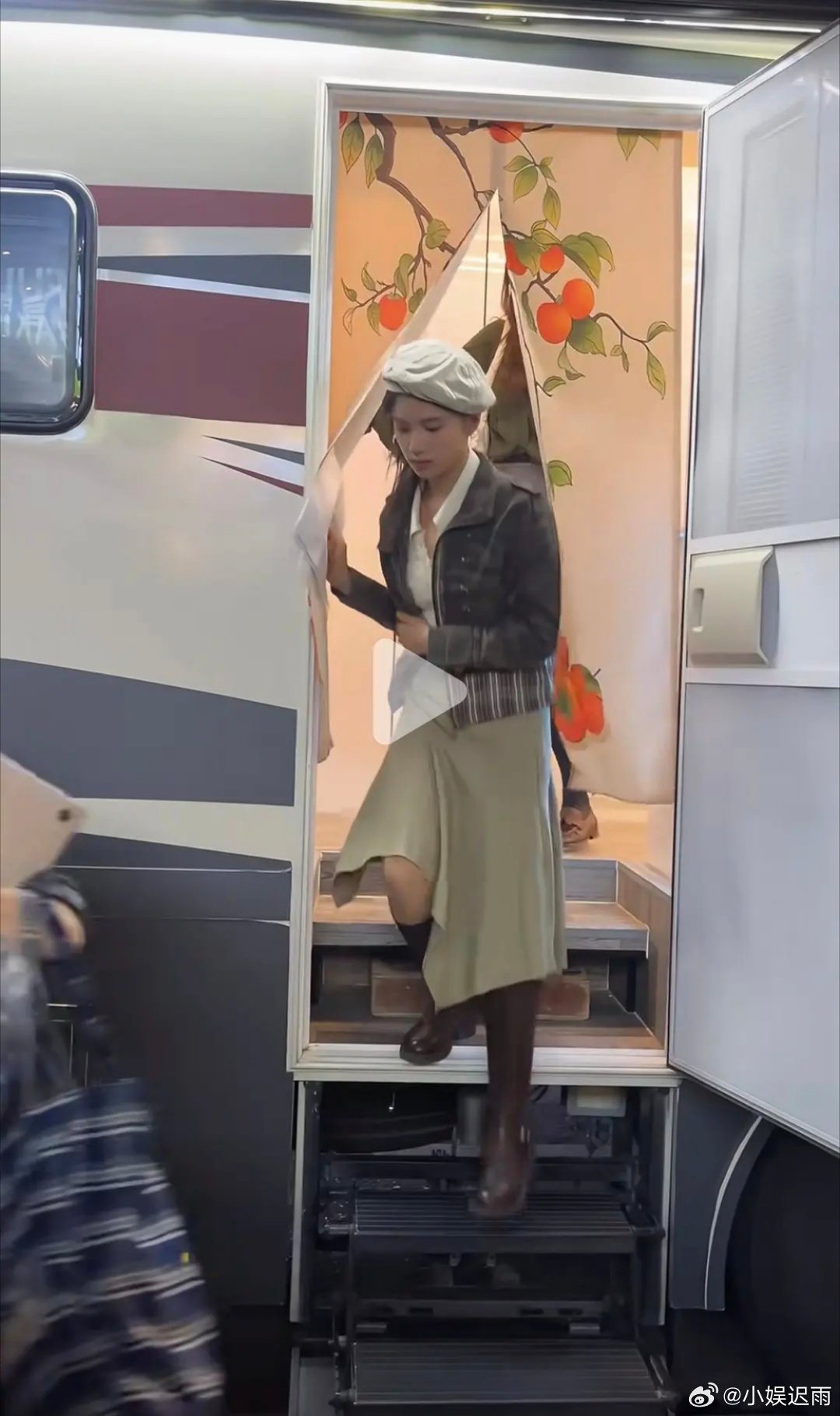 张婧仪几天不见 流量路线改走菜市场路线了 