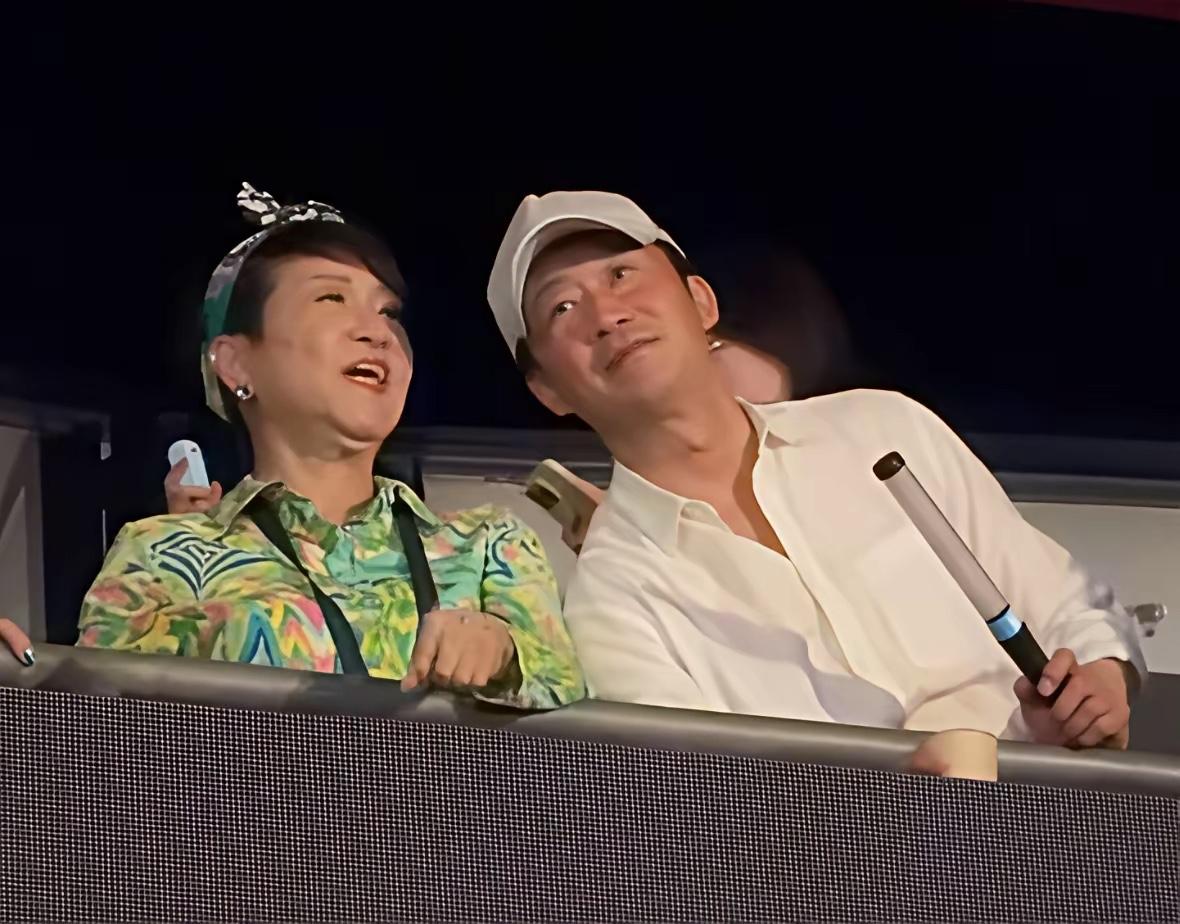 吴京我认识，旁边女士是谁？非常有气质