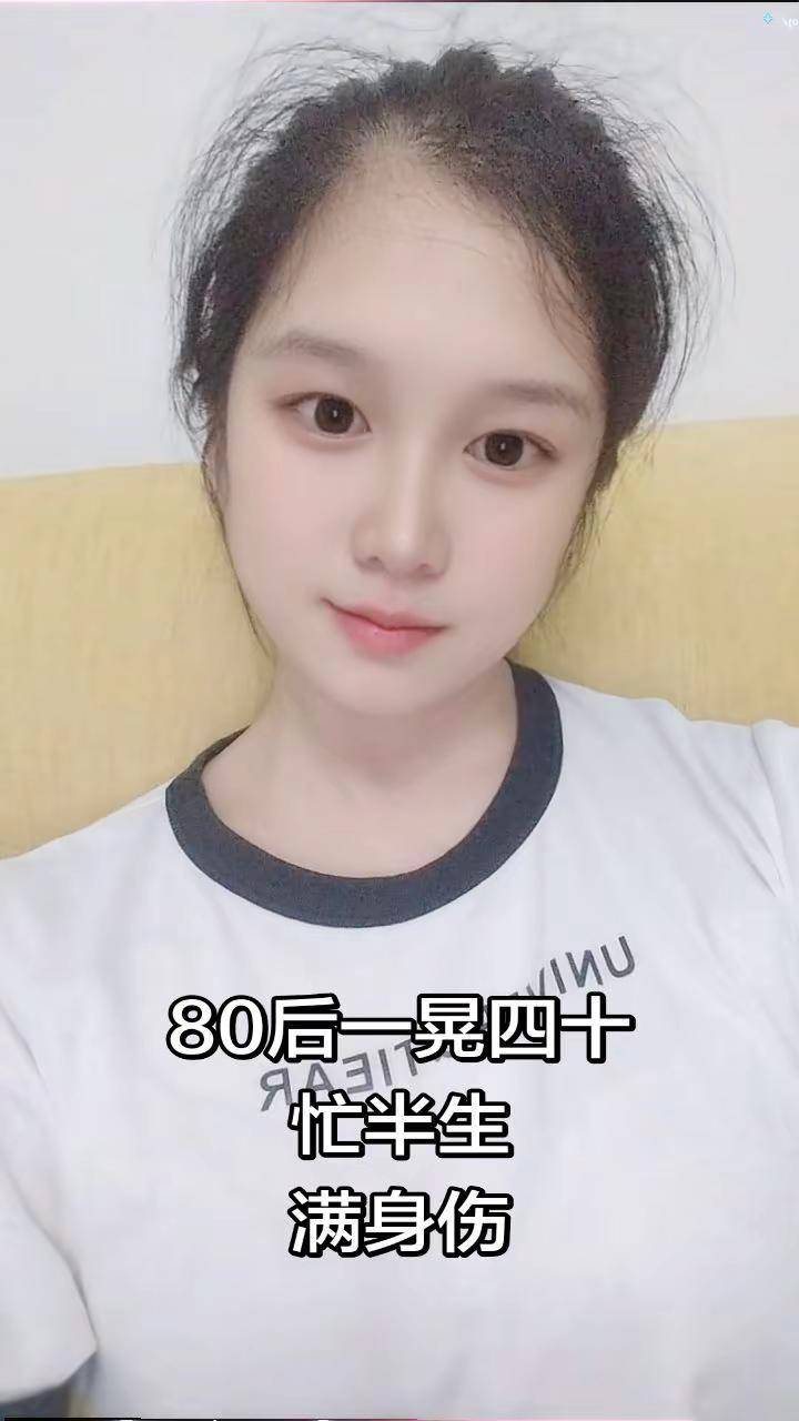 往事在酒里晃，孤单在心里藏，回望这半生太多的伤，为谁辛苦为谁忙，心酸在歌里唱，遗