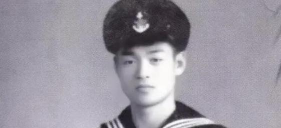 1948 年，一个 19 岁的穷小子闯进华东军区大门口，大声喊着：“俺要找爸爸！