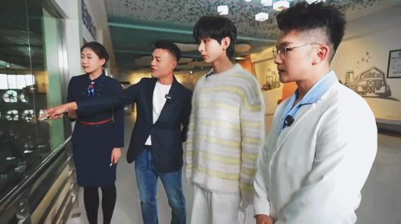 #成毅有牛了# 今天成毅在酸奶厂参观时，正式领养了一头不到三个月的小牛！他亲自签