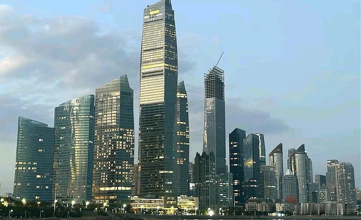 青岛经济不如南方一些城市的核心原因，就是县域经济不够强，如果单看市区的GDP，青