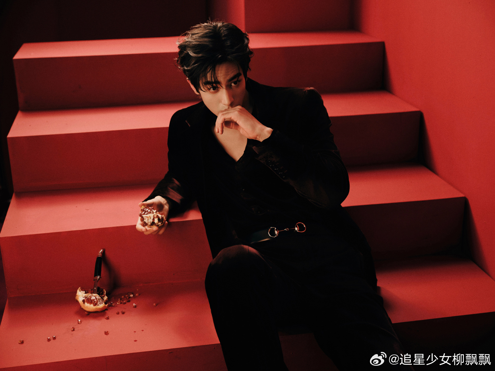 宋威龙丝绒深V西装 宋威龙微博之夜出图 ，丝绒深V西装张力拉满了，富有且慷慨