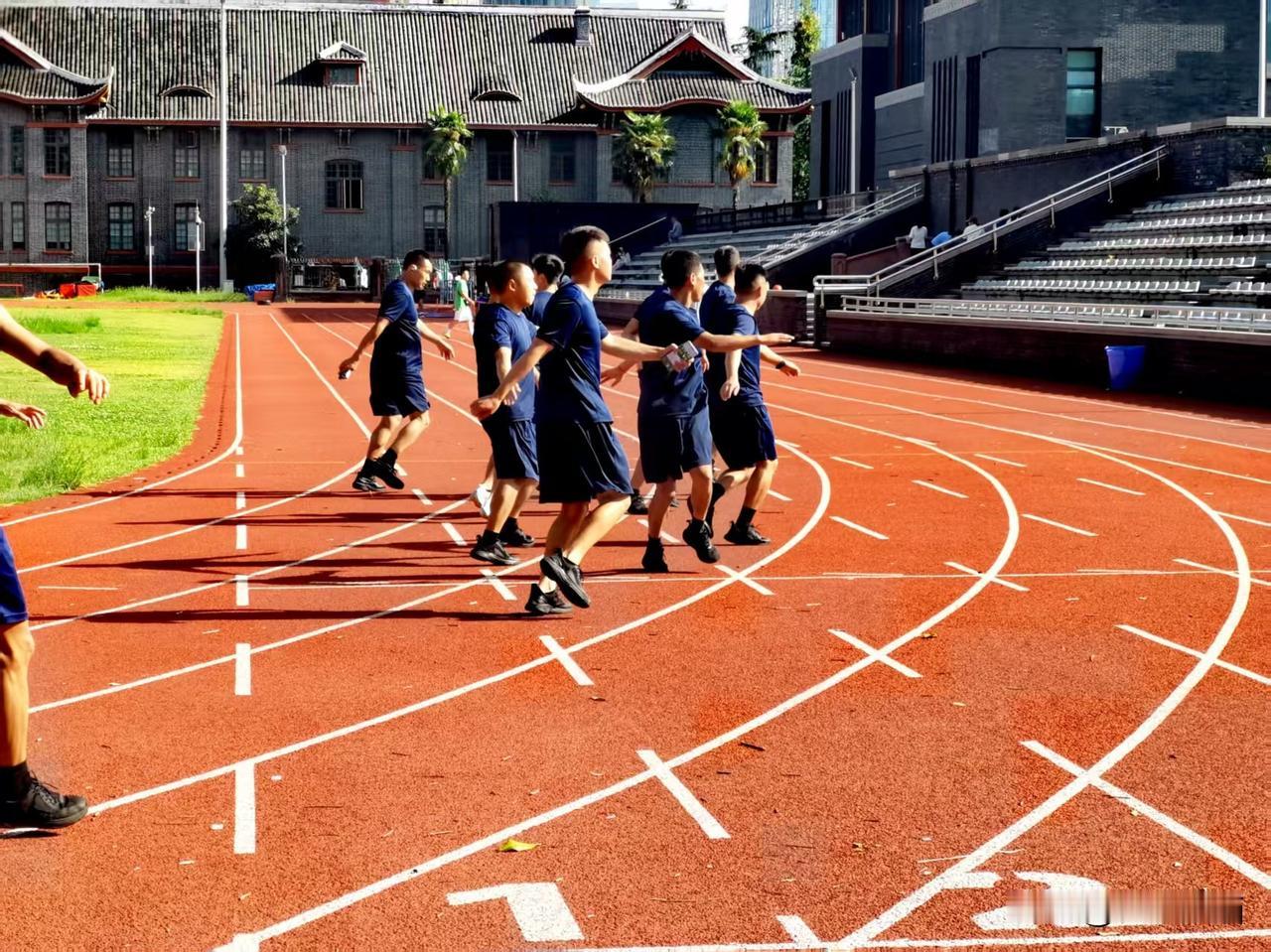 四川大学华西校区运动场，百年老建筑与红塑胶相映成趣。校园场地面向社会开放，不同年