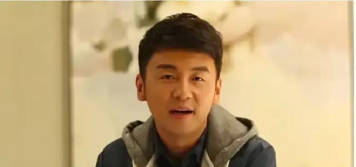 三亚海滩，偷拍镜头怼到脸上。
雷佳音和郭京飞，两个影帝级人物，瘫在塑料椅子上。