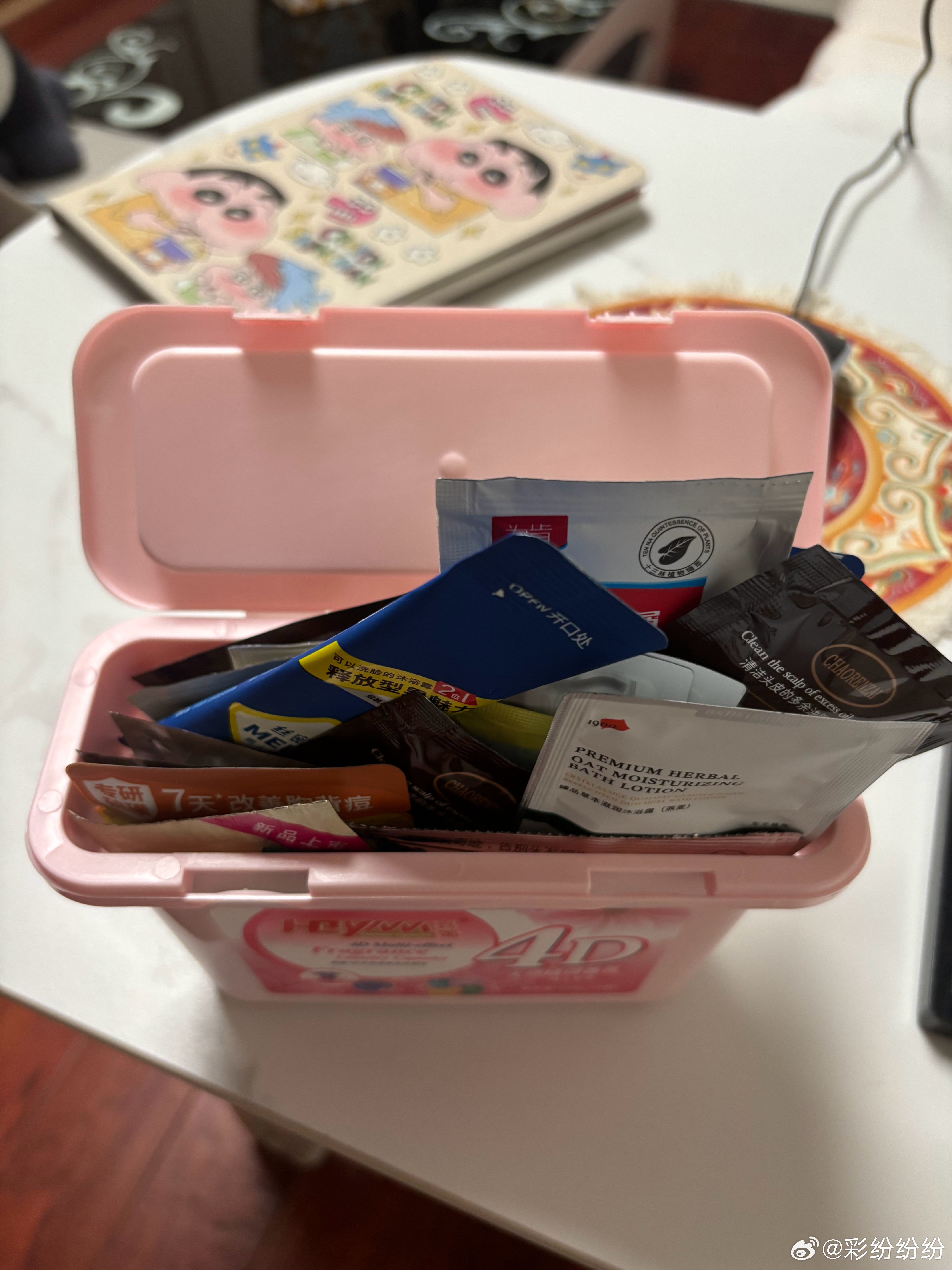 我们邻居里面有一个开日用品公司的，洗衣粉，沐浴液，沐浴露，牙膏，牙刷之类的她都卖