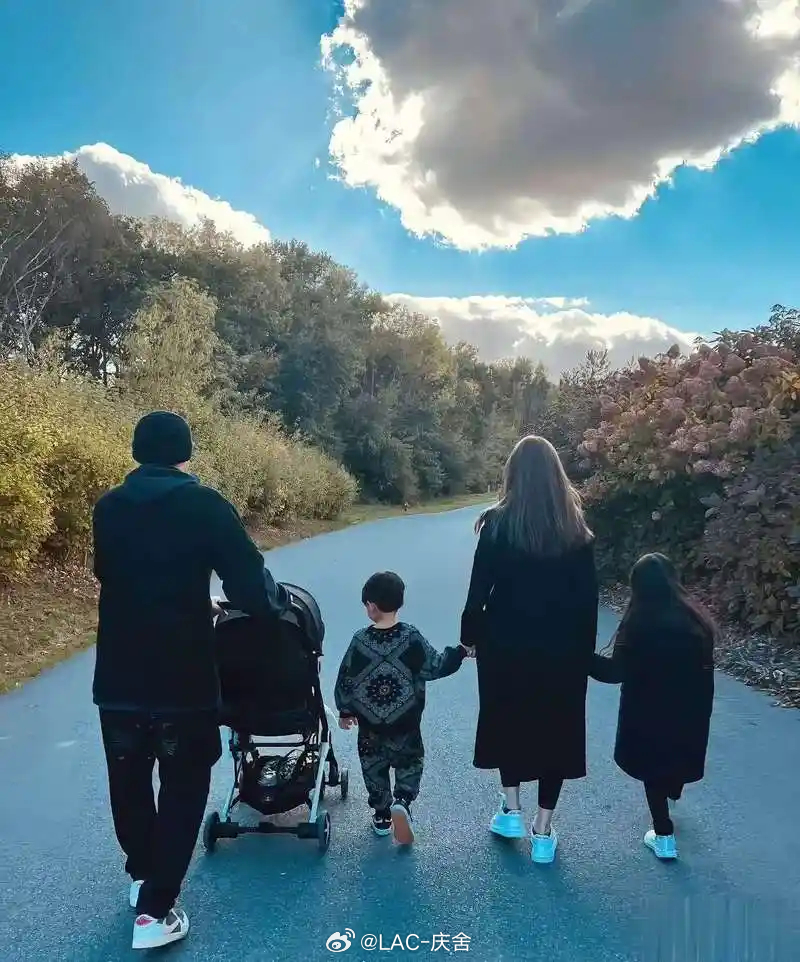 周杰伦昆凌婚后孕育2女1子今天中午就看到这个消息当时种种线索就指向了周杰伦先不判