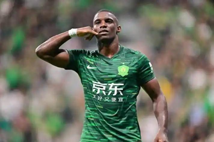 看了这个报道，说白了就是国安输了球，有些球迷不太服气。总结起来呢，就是新教练带队