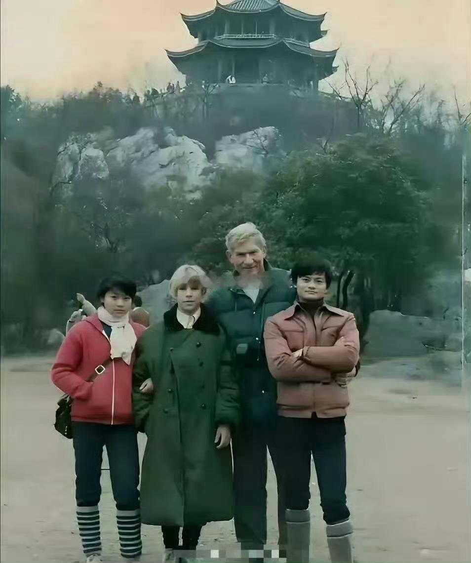 马云当年的打扮，不会真的有人相信他说他自己是寒门吧[笑cry] ​​​