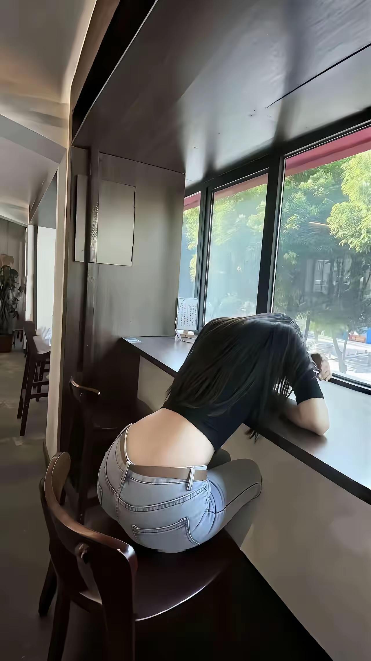 上联：窗边静处，黑衫浅露腰肢俏
下联：……
友友请展示下联 友友请出下联 友友请