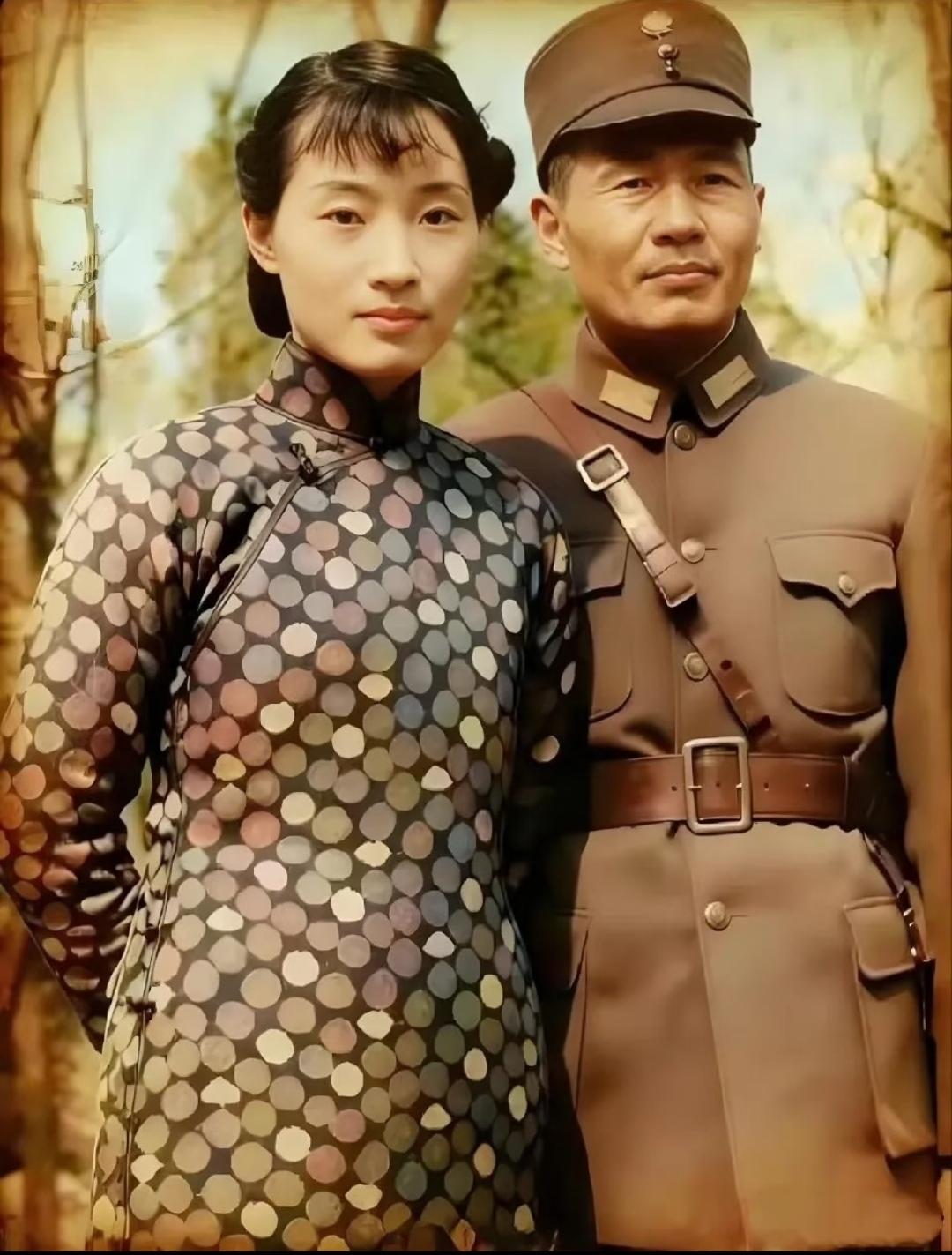 1939年，西康王刘文辉与三夫人杨蕴光拍下这张合影。 此前刘文辉和侄儿...