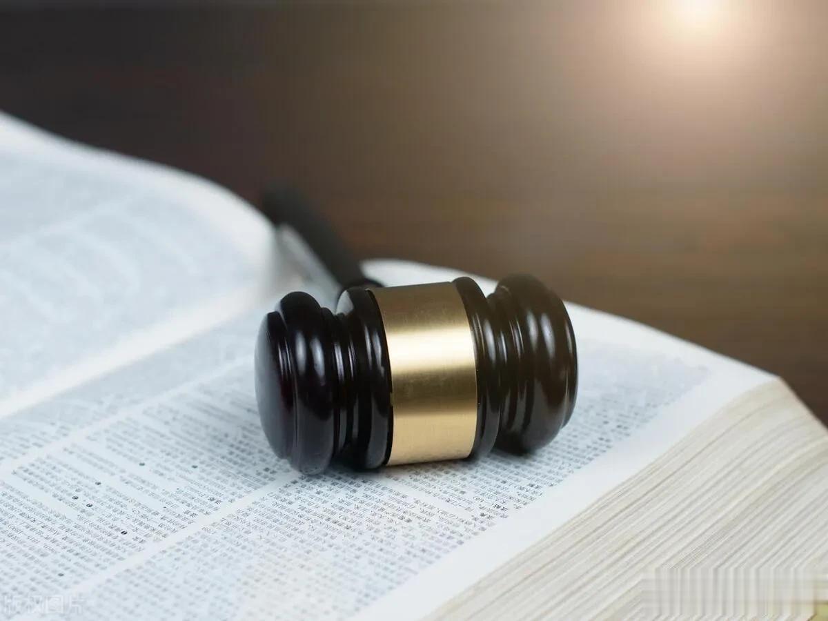 广东，妻子将丈夫和第三者的不雅视频发给了第三者单位的领导，第三者顿感面子全失，于