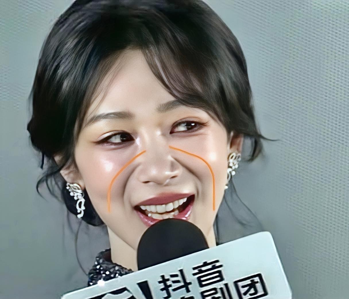 你可以夸杨紫演技好
也可以夸她脖子长
但是你说杨紫美的像个仙女
这点我就就无法认