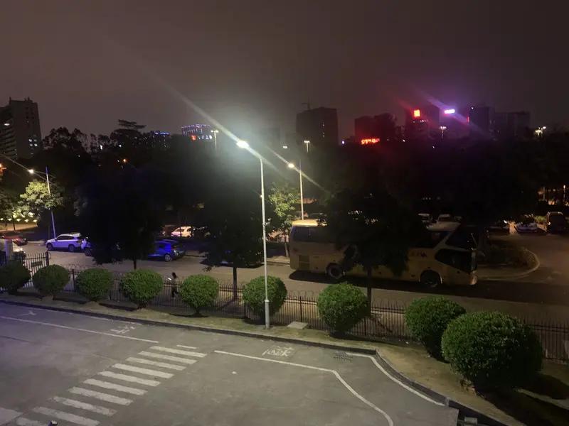 最近中国神曲流行，网上争议可不少。有人觉得让明星唱神曲是“星级大厨做泡面”，专业