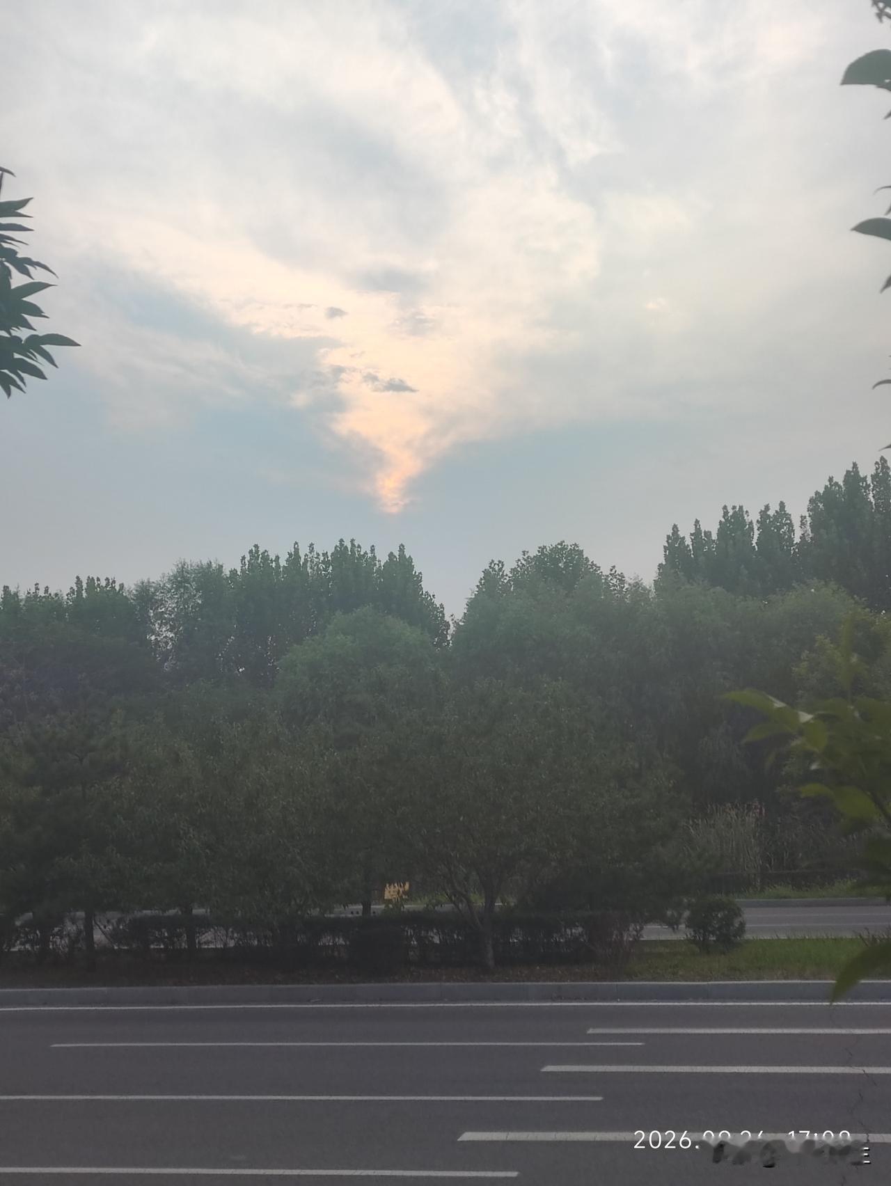 没有浓烈绚烂的色彩，却是小城独有的恬静之美。风吹云动，落日余辉温柔洒落，平凡的日