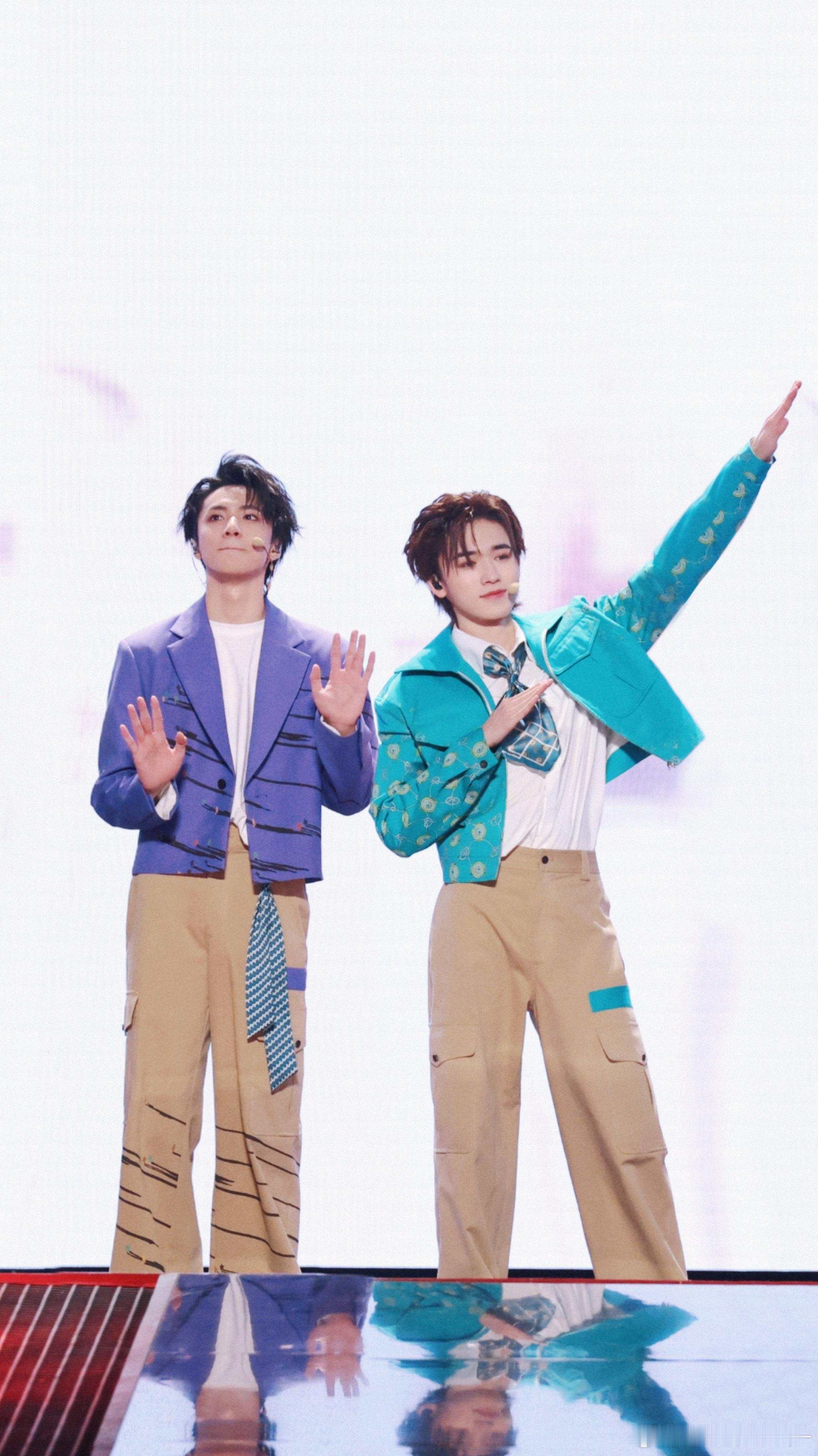 文轩 🐺🐟文轩世界第一初恋 “这么深的冰啊” “什么深井冰啊”烟花升停在星夜