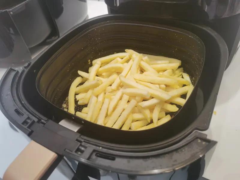 2月4日，多名网友曝荣事达一款空气炸锅控温旋钮没接线，实为摆设，店铺客服回应：旋