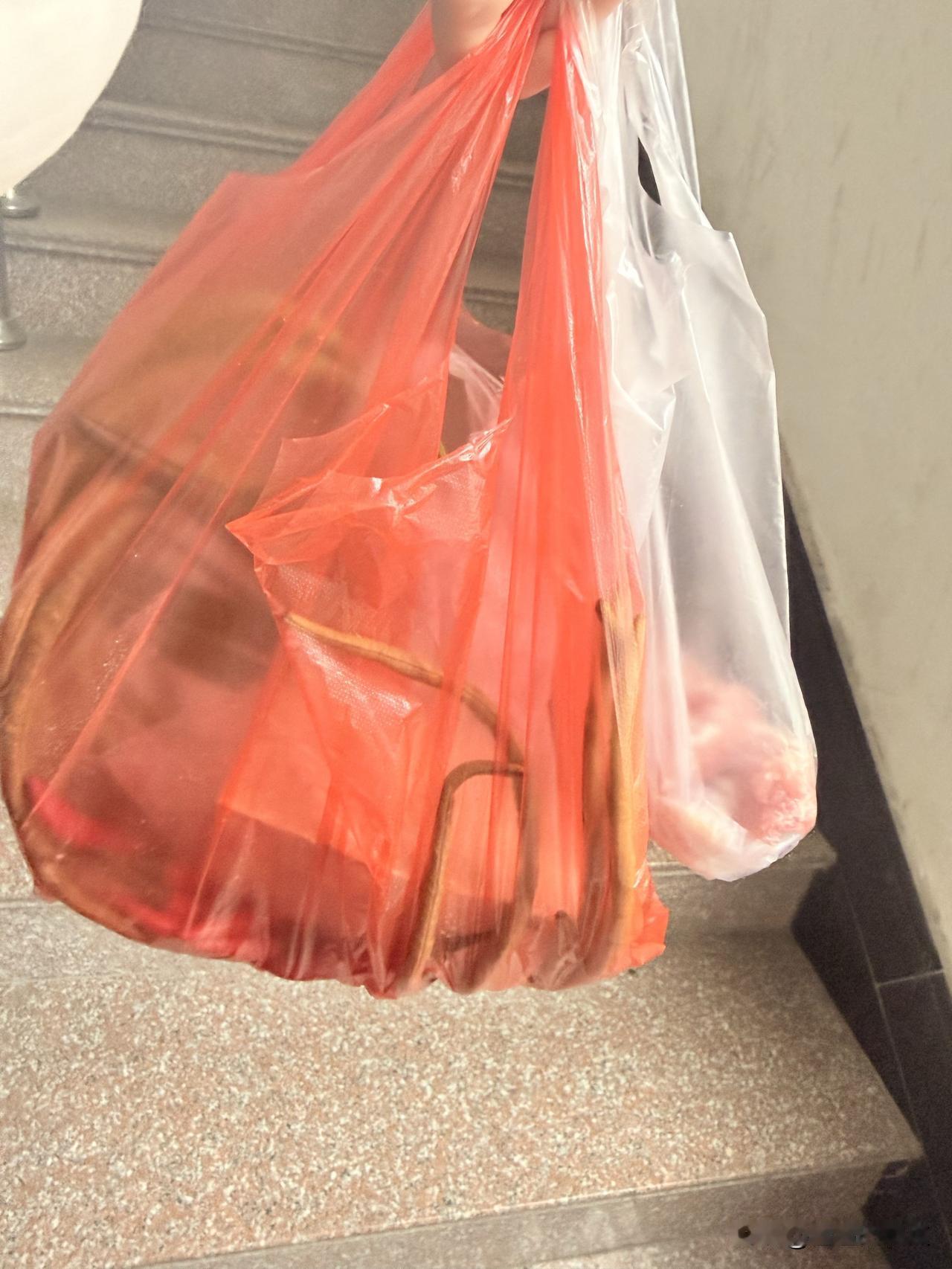 刚从菜市场回来，手里这两袋东西，一袋红的装着调料干货，一袋白的是新鲜的肉，突然就