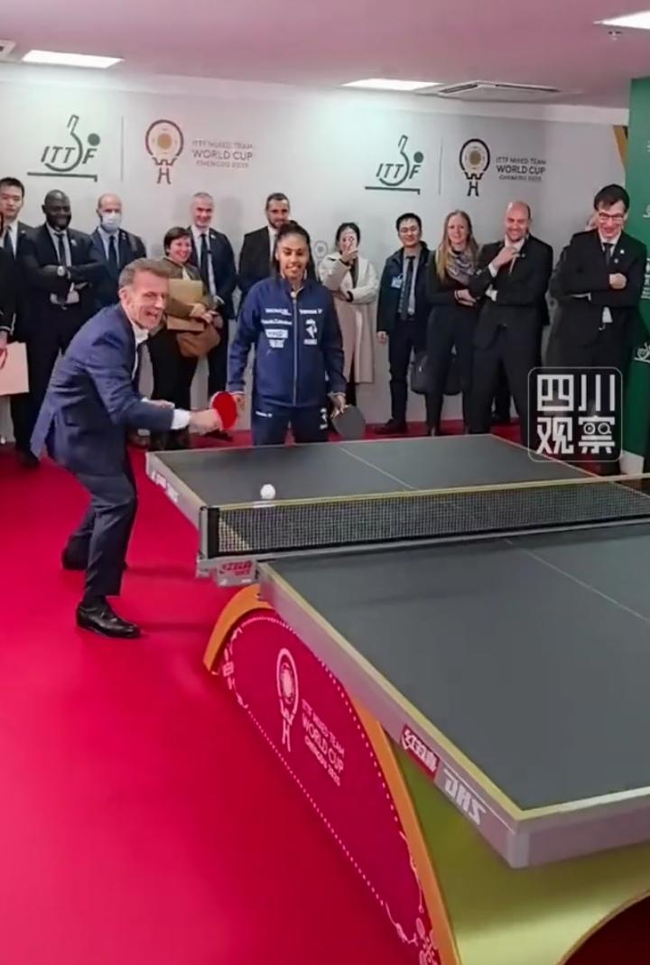 马克龙跟王楚钦、孙颖莎打球开心极了！

马克龙在球场上那踉跄救球的模样，直接把全