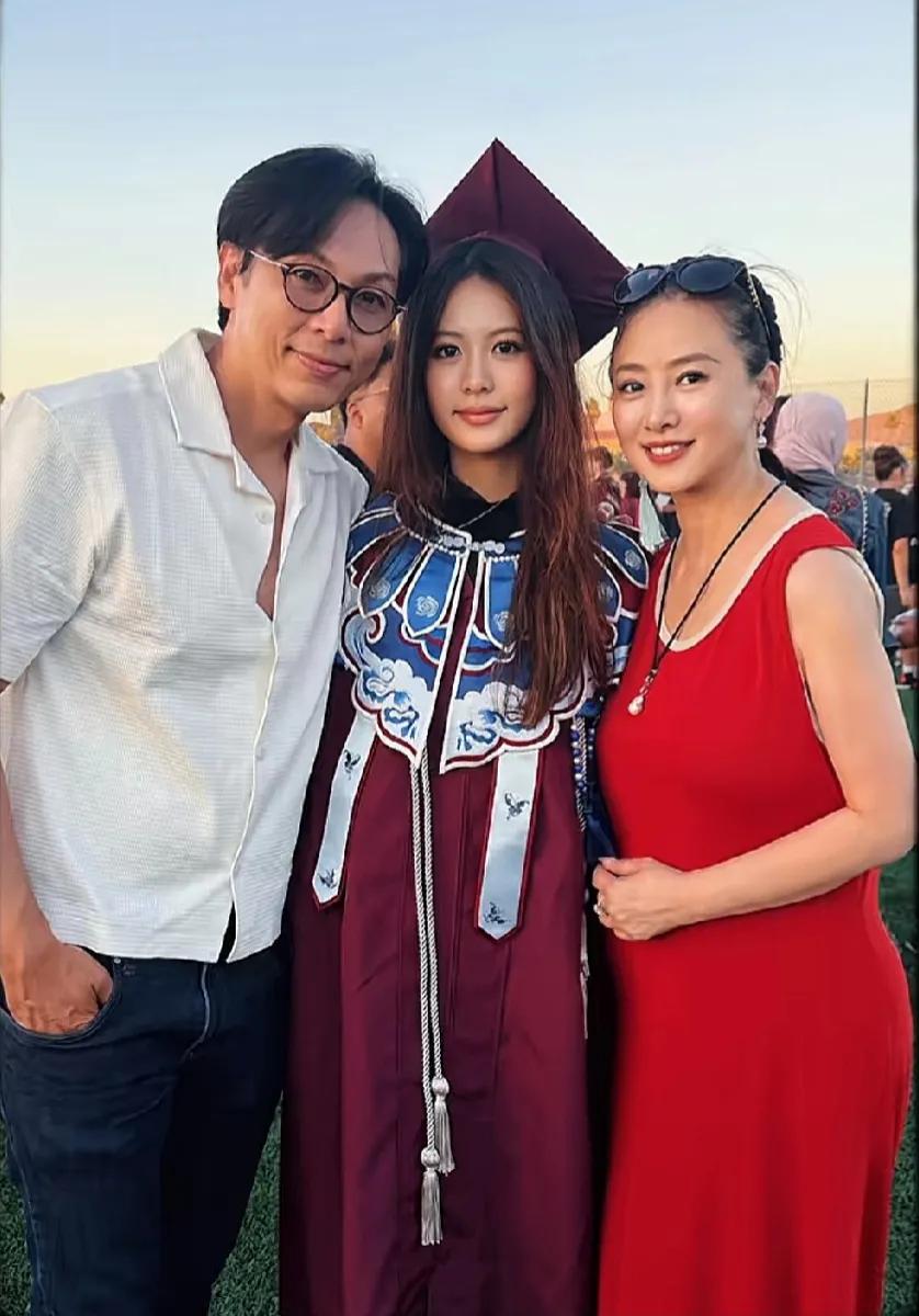 翁虹夫妇赴美参加女儿毕业礼！19岁水晶身披耗时6个月制作的非遗云肩，古典范十足