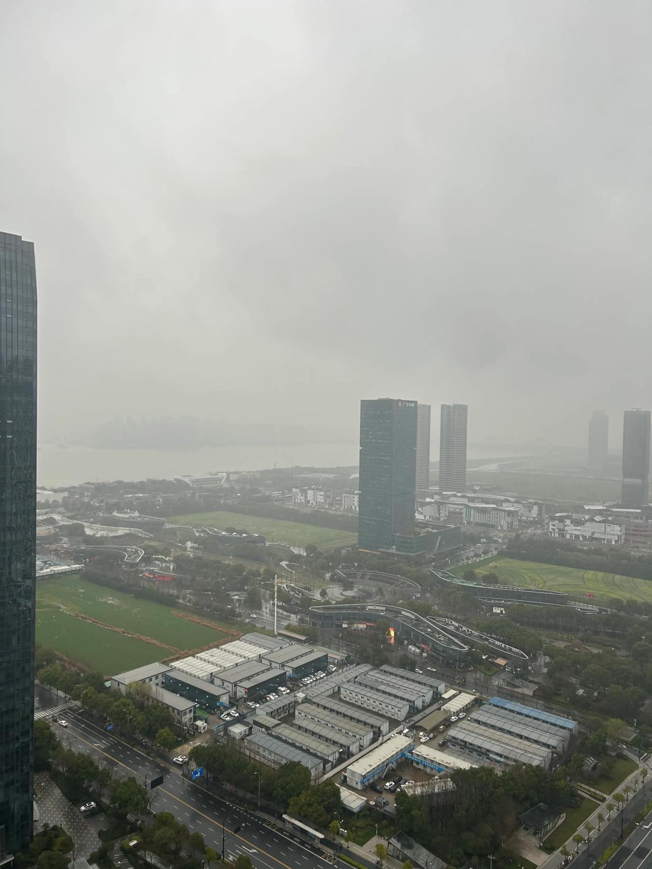 180

我接受生命中的迷惑、不确定、恐惧、情绪的高低起伏，因为这些都是流动的、