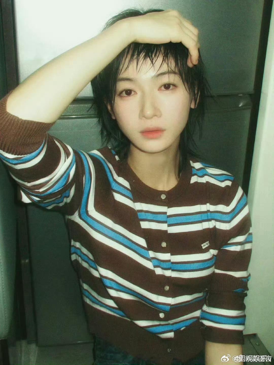 吴谨言超短发吴谨言剪了少年头哇塞，短发更显少女感了 