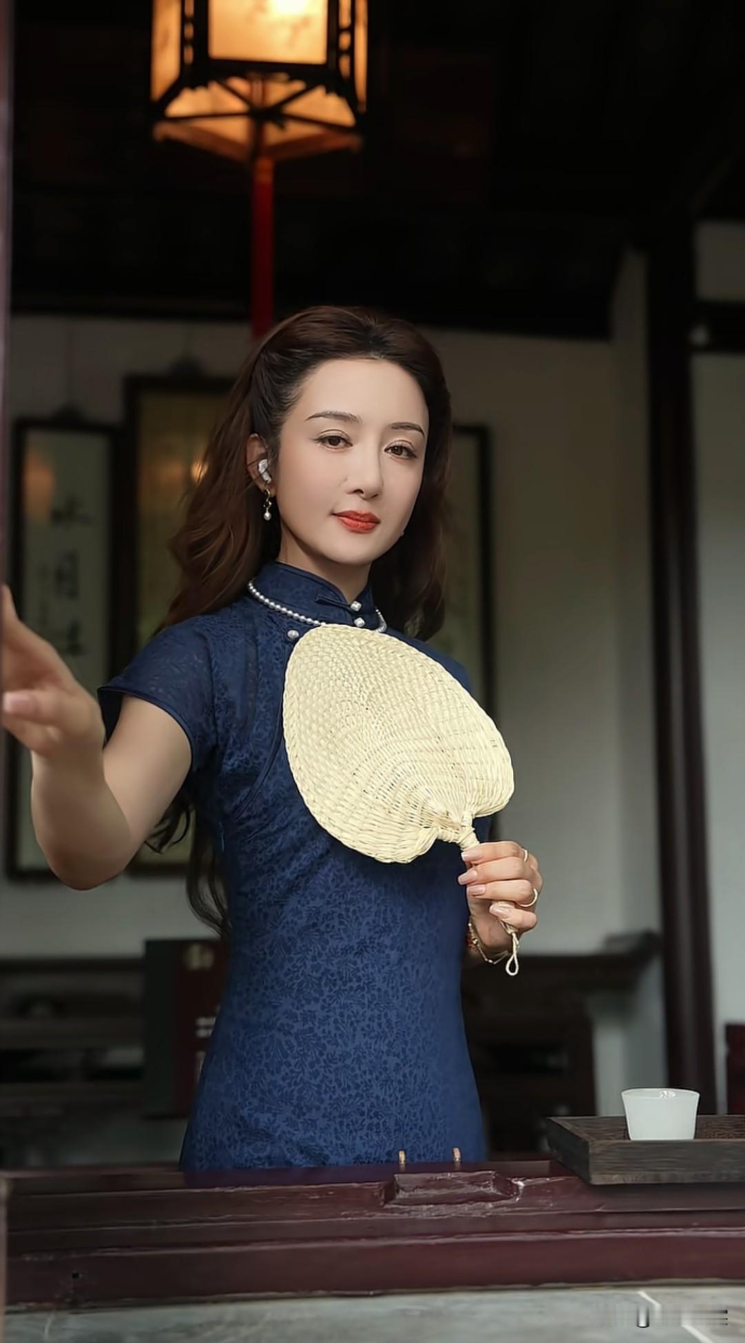 优雅旗袍女子，手持团扇，古风韵味十足。分享一张非常好看的照片 旗袍国风 民国少妇