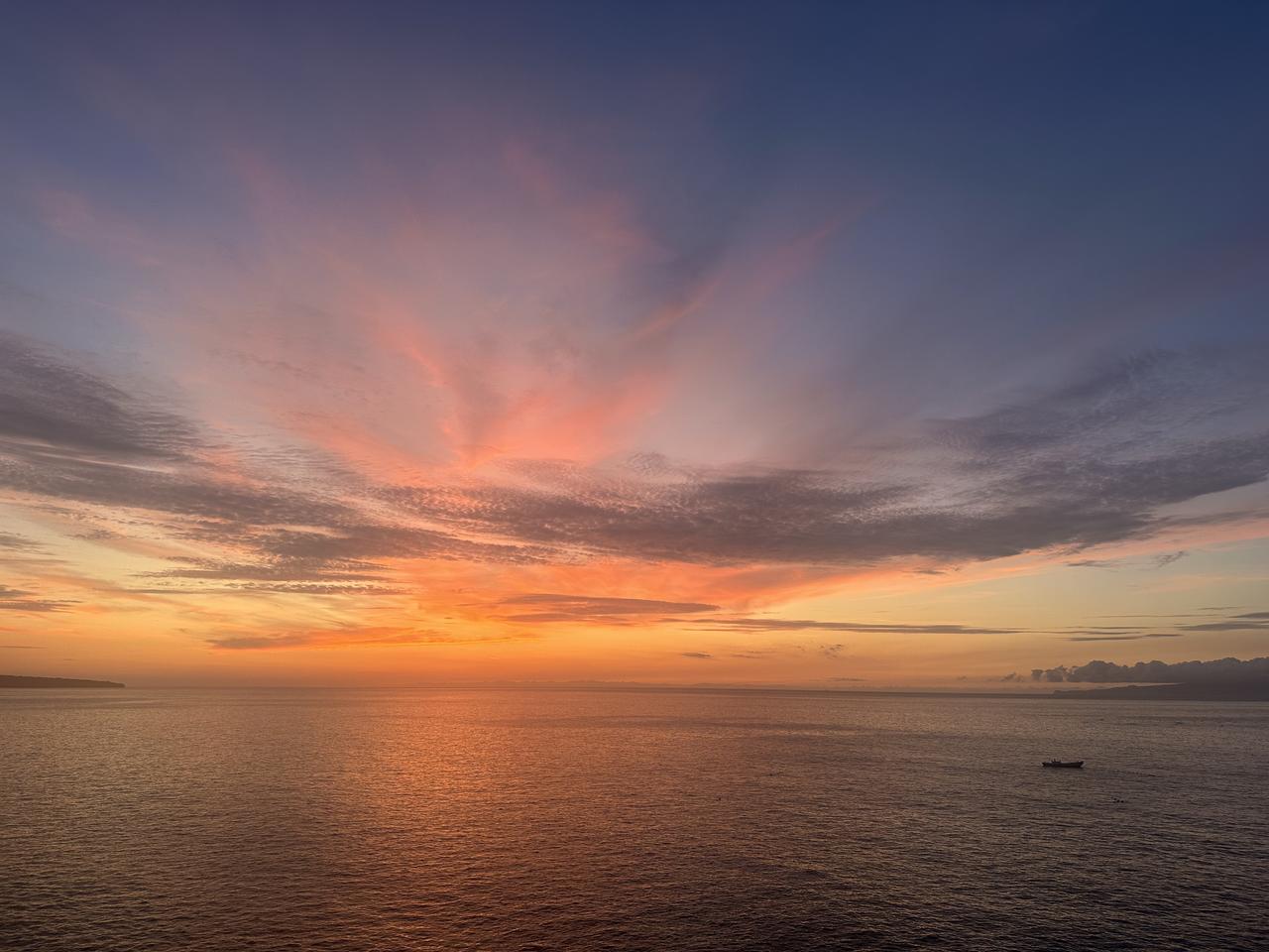 发张你手机里最美的夕阳照可以吗偶尔拍到的，看着很美，就一保存着。
