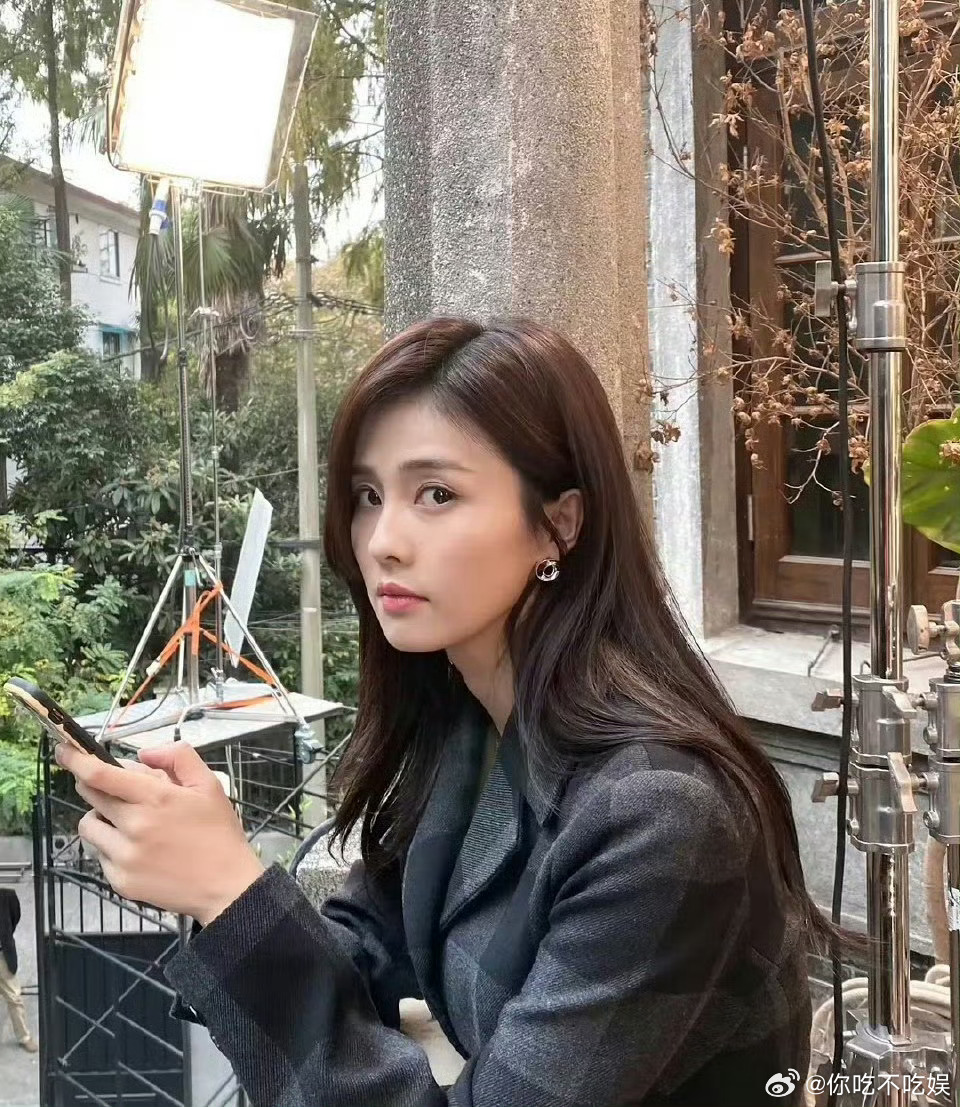 白鹿现在给人的感觉怎么越来越有男人的感觉了 