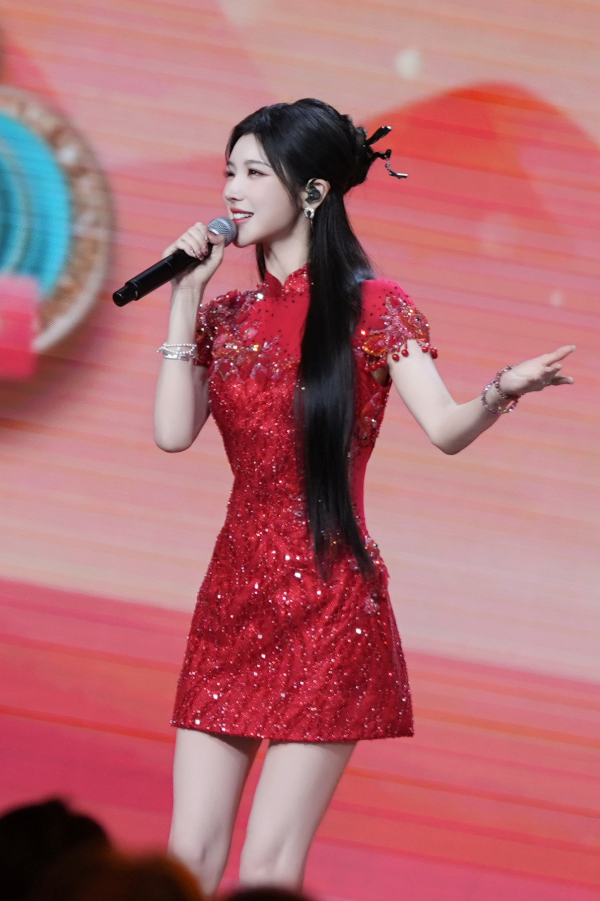 戴燕妮红色闪钻旗袍 戴燕妮穿上红色闪钻旗袍往舞台上一站，周围灯光都成了陪衬，正红