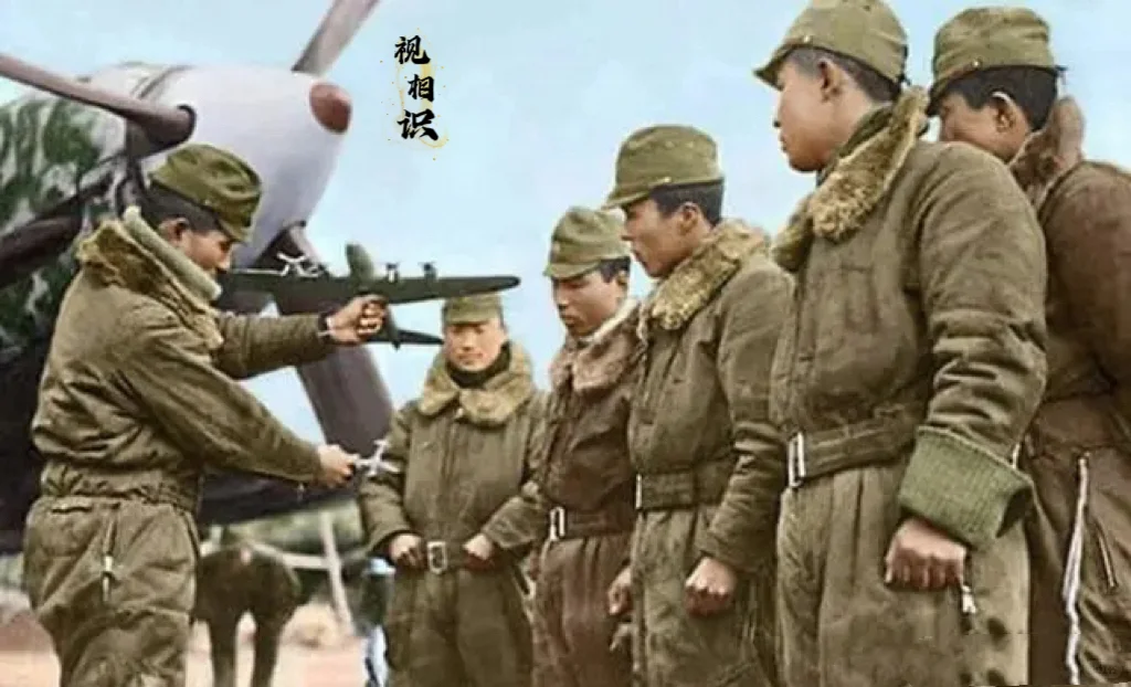 1945年，日军正在为神风特攻队成员进行特训，说好听点就是传授飞行技术，说不好听...